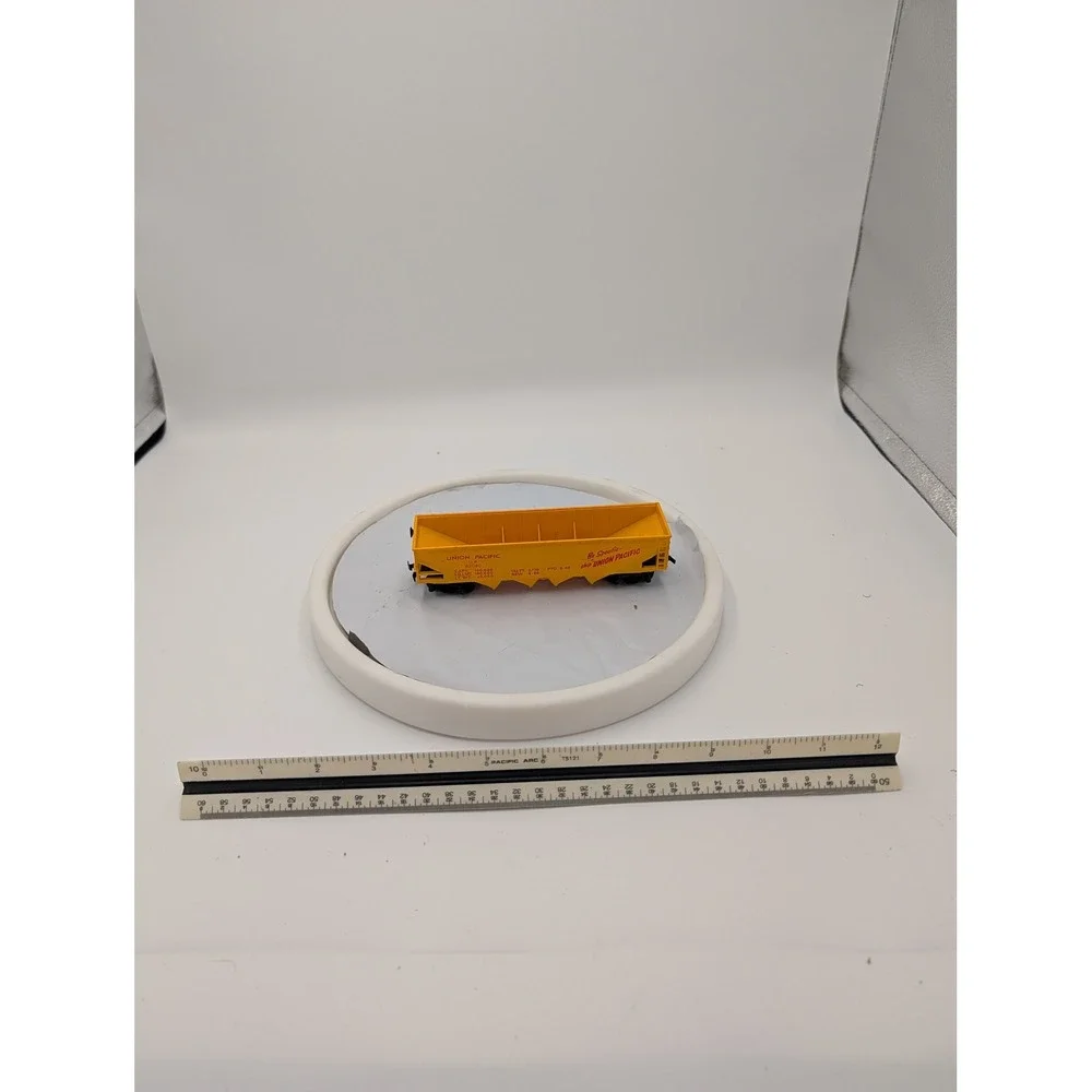 Union‎ Pacific HO Scale Triple Hopper Car UP 62040 Yellow Rolling Stock